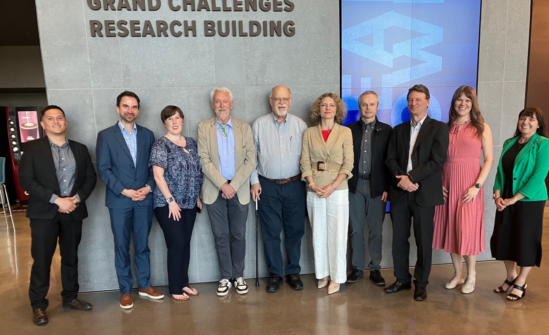 Gruppenbild vor dem Grand Challenges Research Building